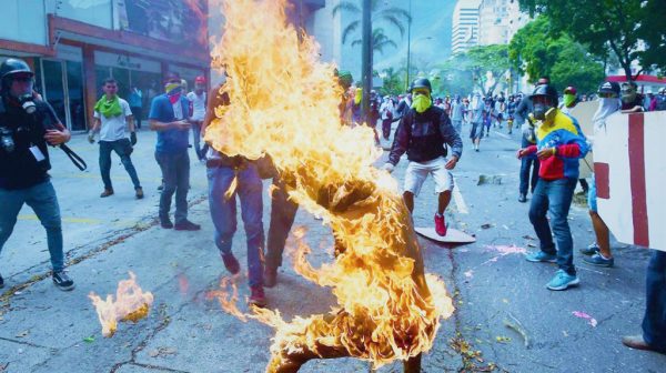 Resultado de imagen para imagenes de venezuela en llamas